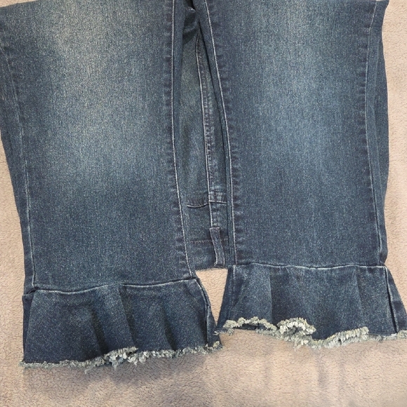 Cropped Capri Ruffle Jeans - Picture 5 of 6